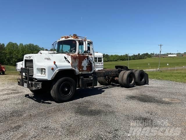 Mack DM690S Prime Movers