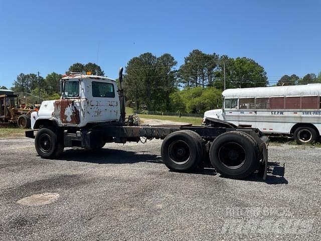 Mack DM690S Prime Movers