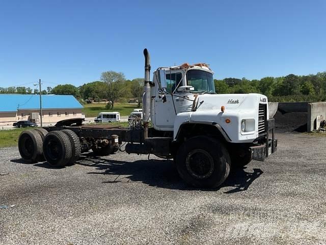 Mack DM690S Prime Movers