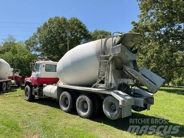 Mack DM690S Other trucks