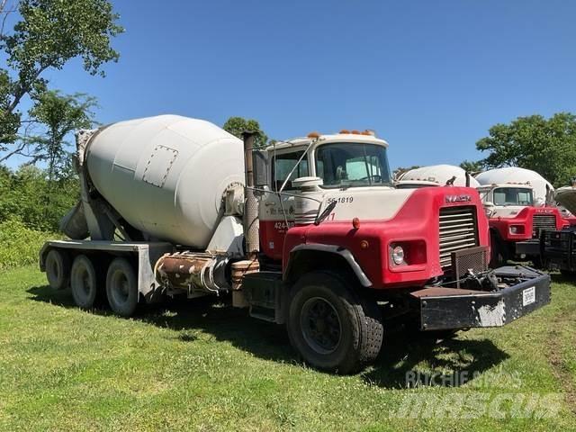 Mack DM690S Other trucks