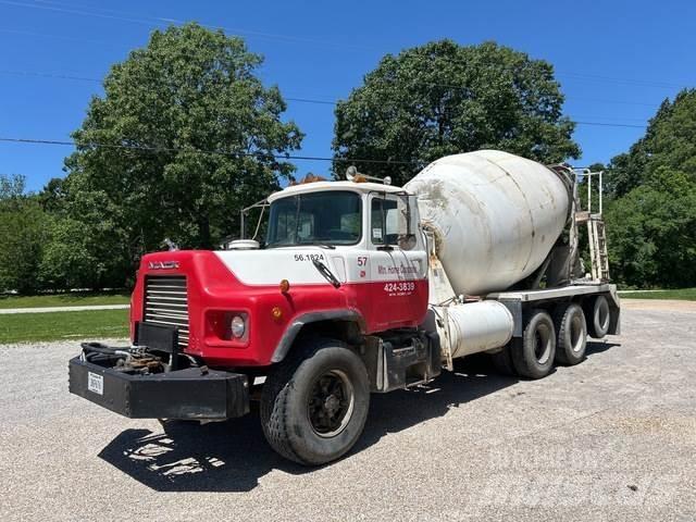 Mack DM690S Other trucks