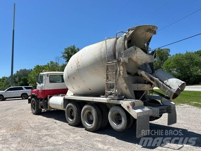 Mack DM690S Other trucks