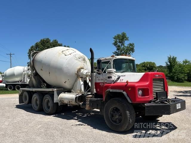Mack DM690S Other trucks