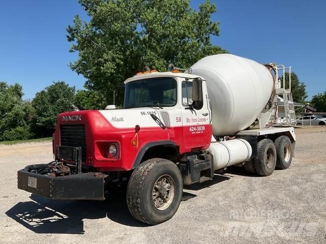 Mack DM690S Other trucks