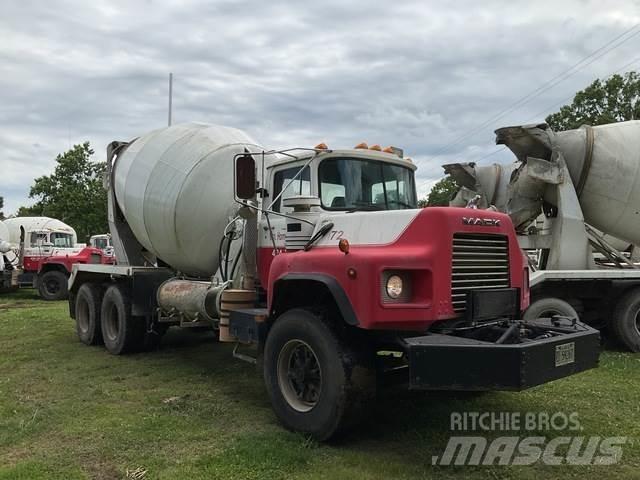 Mack DM690S Other trucks