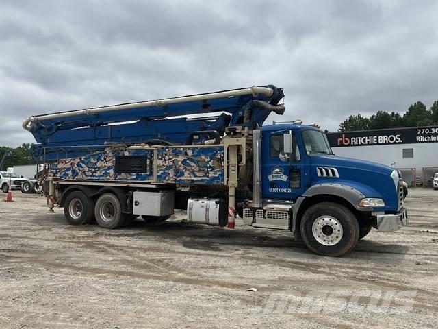 Mack GR64B Concrete pumps