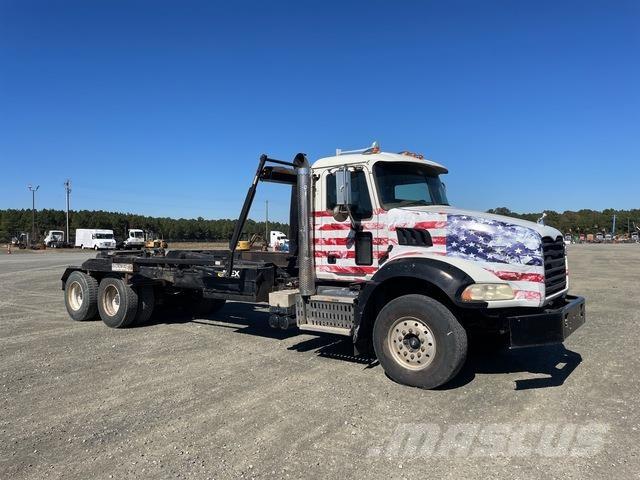 Mack GU533 Hook lift trucks