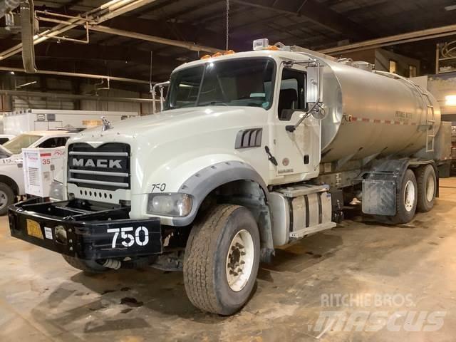 Mack GU713 Water bowser