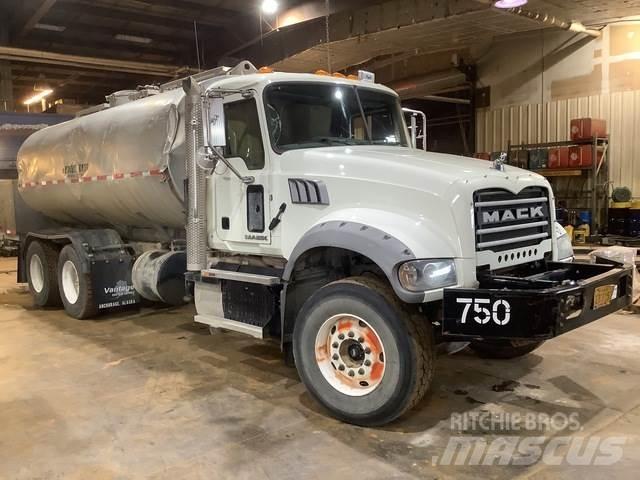 Mack GU713 Water bowser