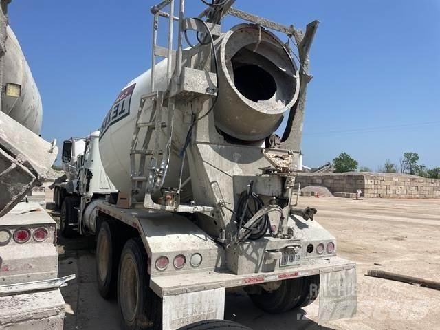Mack GU813 Other trucks
