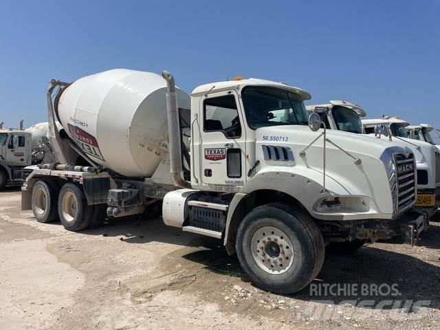 Mack GU813 Other trucks