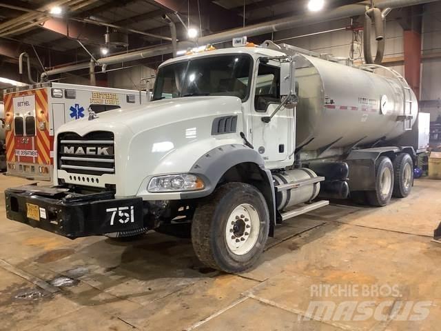 Mack GU813 Water bowser