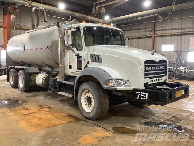 Mack GU813 Water bowser