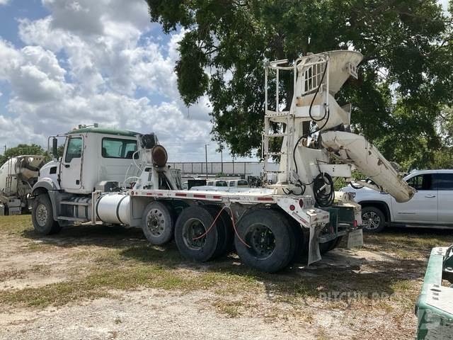 Mack GU813 Other trucks