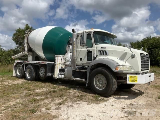 Mack GU813 Other trucks