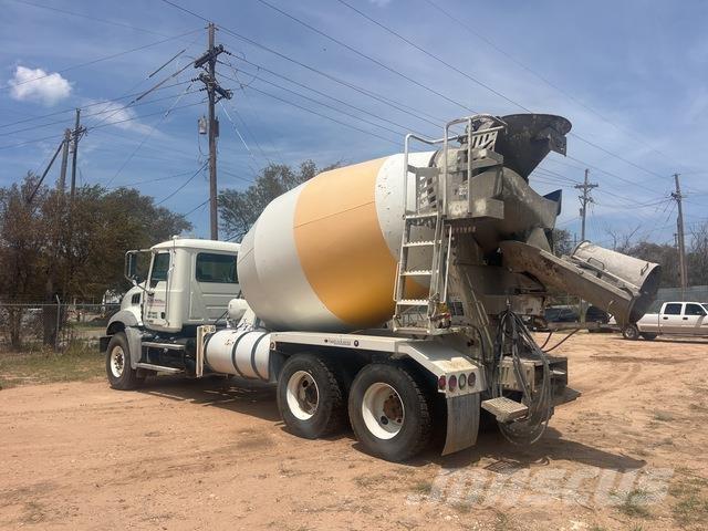 Mack GU813 Other trucks
