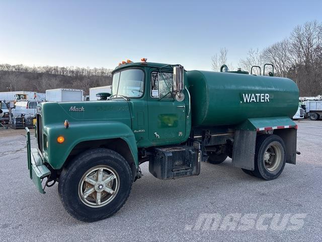 Mack R400 Water bowser
