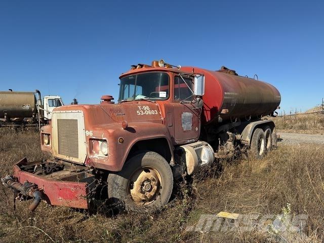 Mack R688ST Water bowser