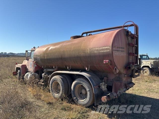 Mack R688ST Water bowser