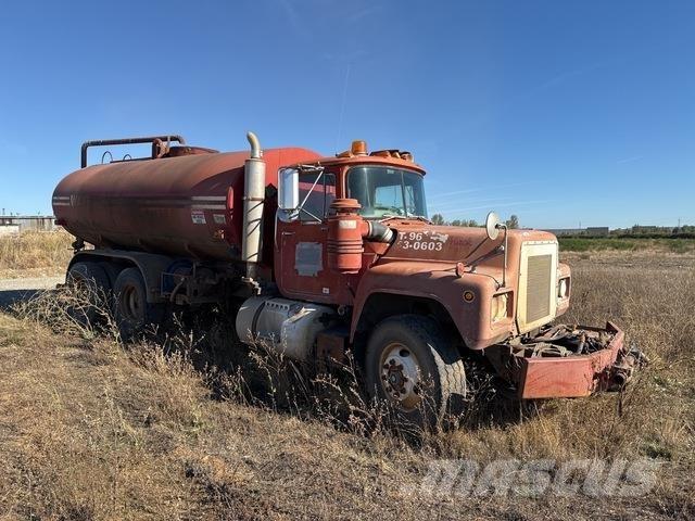 Mack R688ST Water bowser
