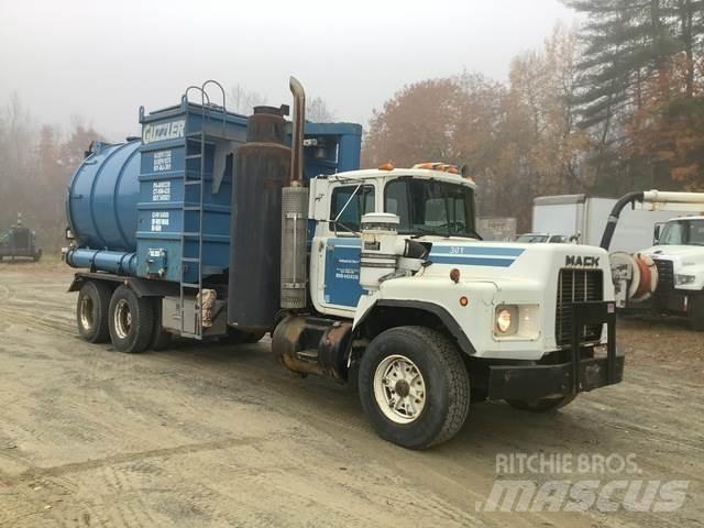 Mack RB690S Commercial vehicle