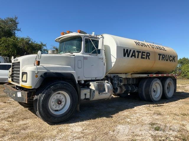 Mack RD600 Water bowser