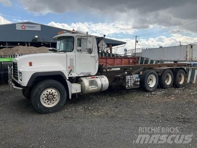 Mack RD688S Skip bin truck