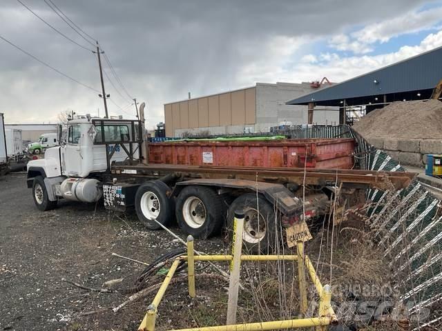 Mack RD688S Skip bin truck