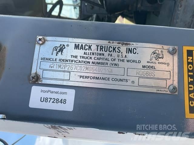 Mack RD688S Skip bin truck