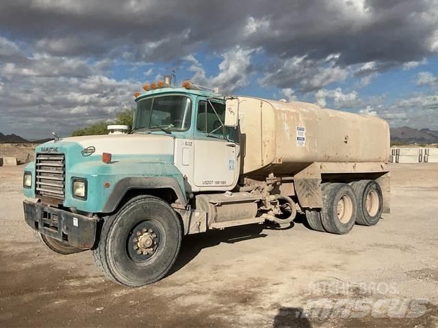 Mack RD690S Water bowser