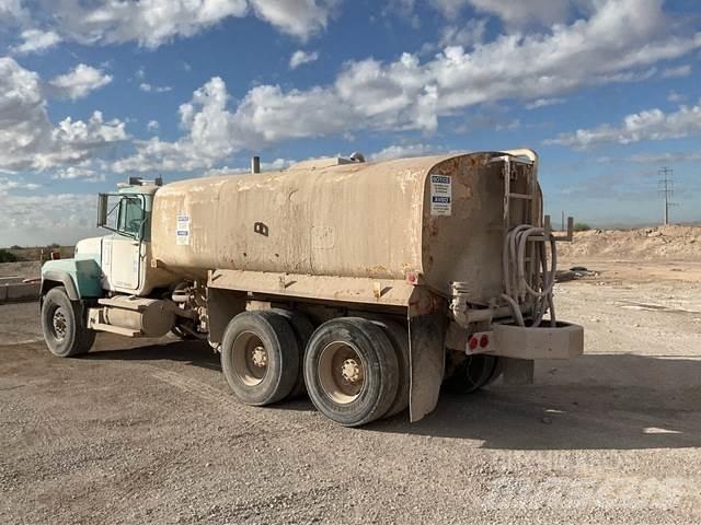 Mack RD690S Water bowser