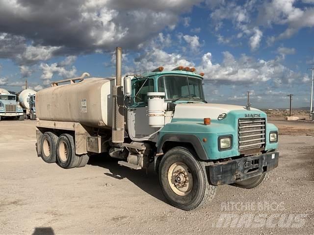 Mack RD690S Water bowser