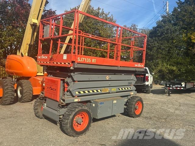 SkyJack 7135 Scissor lifts