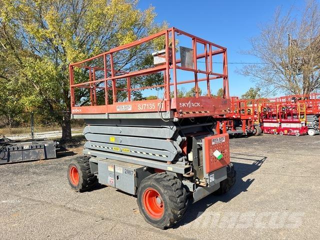 SkyJack 7135 Scissor lifts