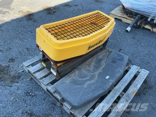 SnowEx SD-600 Sand and salt spreaders