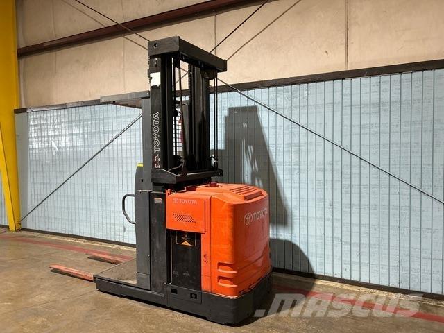 Toyota 7BPUE15 Medium lift order picker