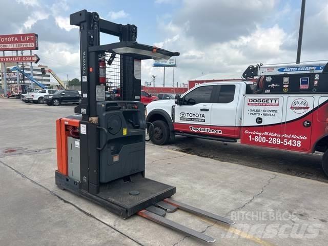 Toyota 8BPUE15 Medium lift order picker
