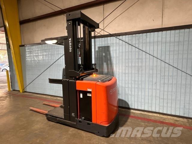 Toyota 8BPUE15 Medium lift order picker