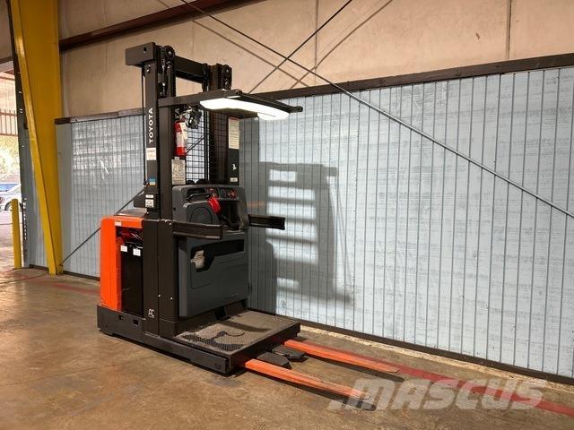 Toyota 8BPUE15 Medium lift order picker