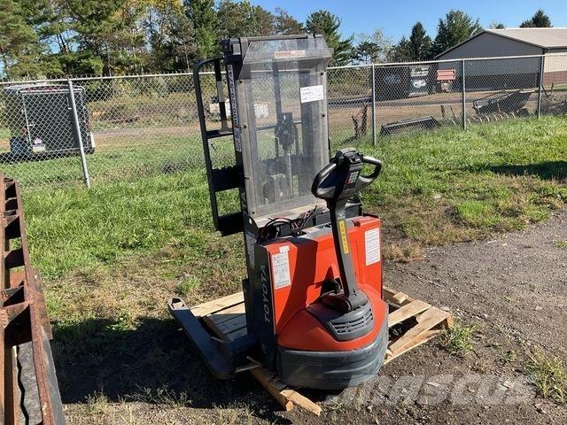 Toyota 8BWS13 Self propelled stackers
