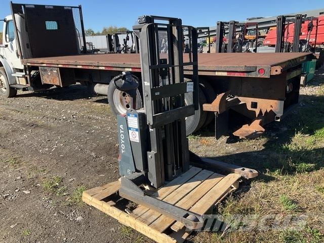 Toyota 8BWS13 Self propelled stackers