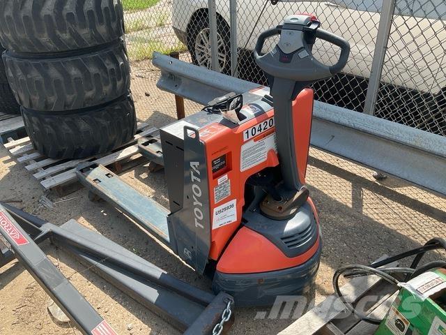 Toyota 8HBW23 Hand pallet truck