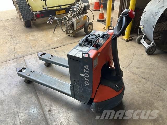 Toyota 8HBW23 Hand pallet truck