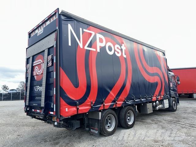 UD CD 25 360 Curtain sider trucks