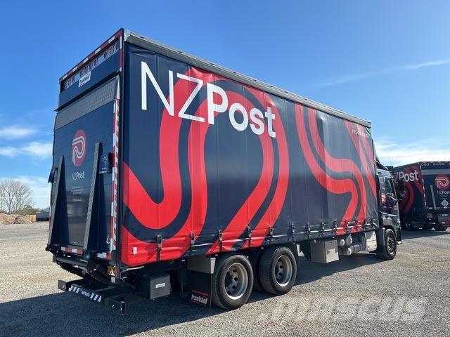 UD CD 25 360 Curtain sider trucks