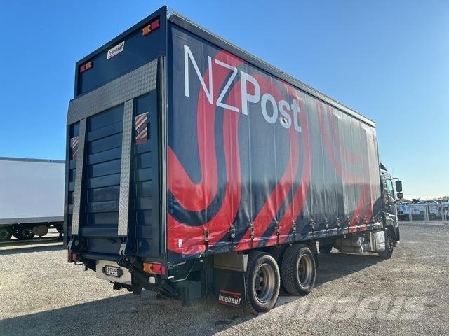 UD CW 26 390 Curtain sider trucks