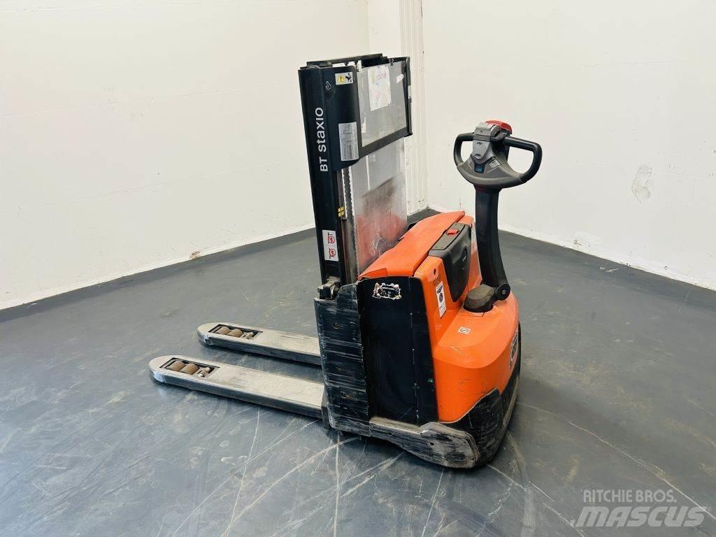 BT SWE200 Pedestrian stacker