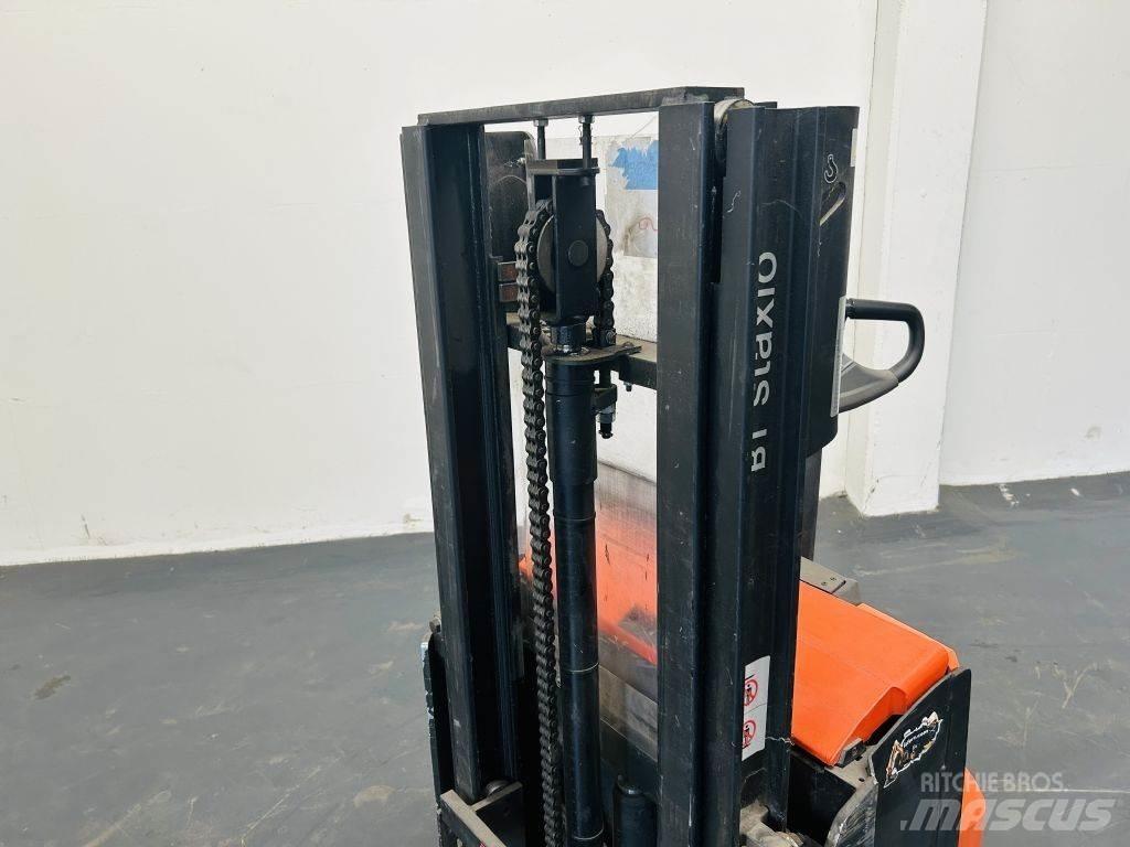 BT SWE200 Pedestrian stacker