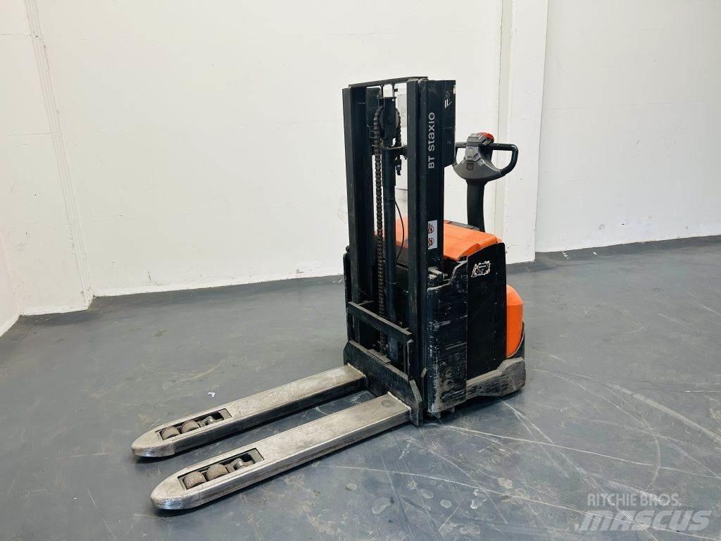 BT SWE200D Pedestrian stacker